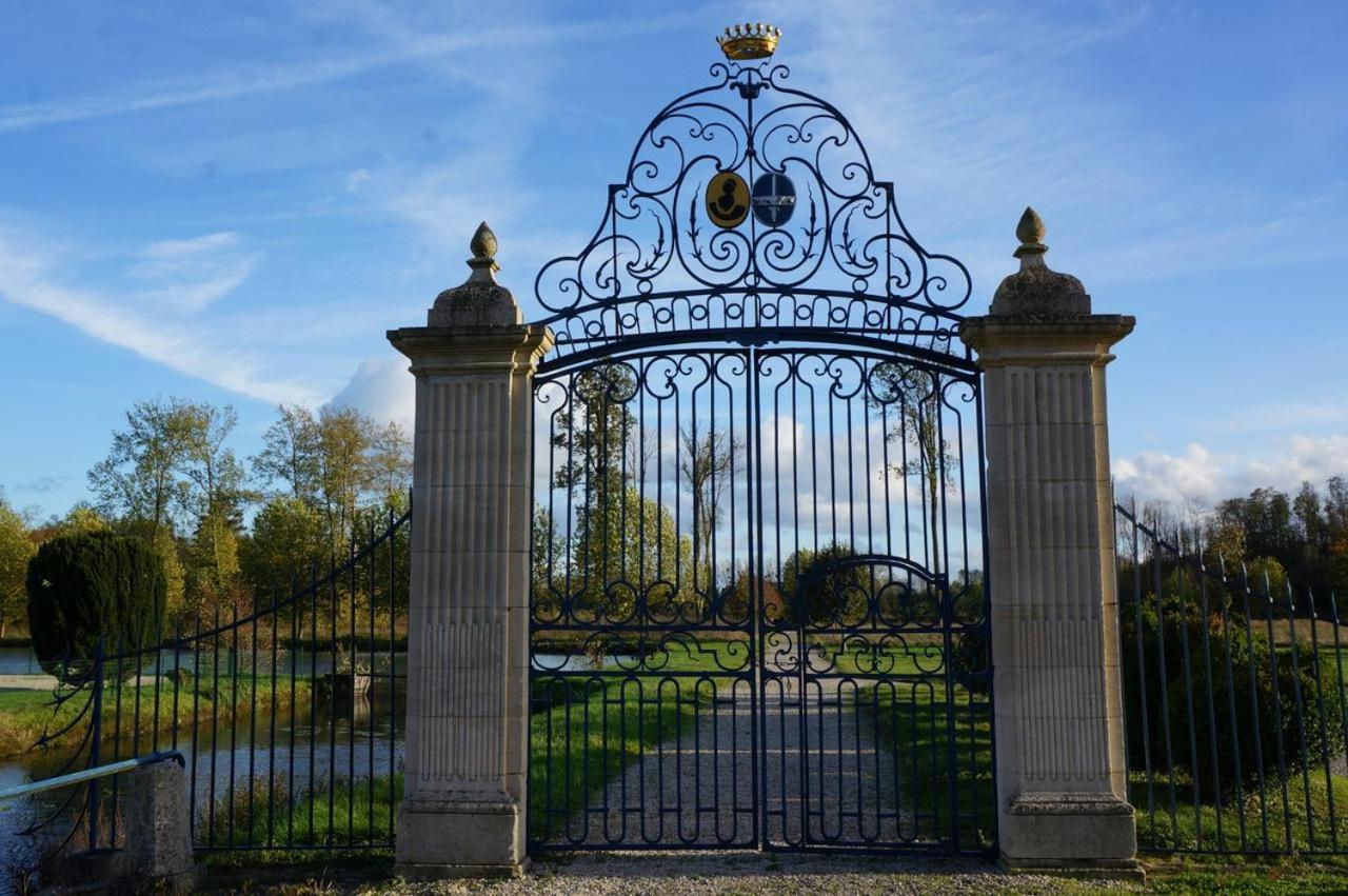 Chateau De Vitry-La-Ville Exterior photo
